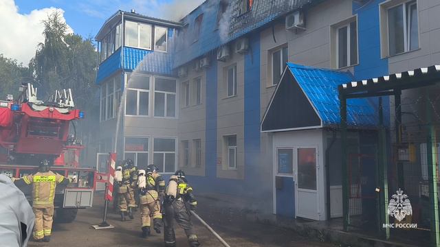 Тушение пожара в административном здании по улице Восстания в Казани 15 августа 2024 года смотреть онлайн