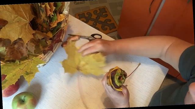КАК СДЕЛАТЬ РОЗЫ ИЗ КЛЕНОВЫХ ЛИСТЬЕВ/УЮТ В ДОМЕ. смотреть онлайн