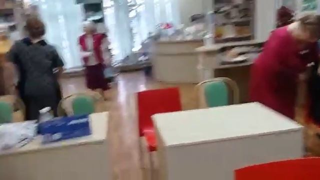 В клубе три Татьяны,подарок-Букет из белых роз, поёт Ася. смотреть онлайн