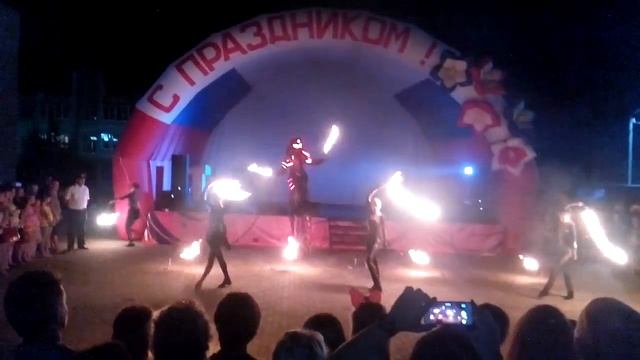 Посёлок Брикет. "Огненное шоу и салют".(Праздник сельского поселения "Волковское". 06.08.2016) смотреть онлайн