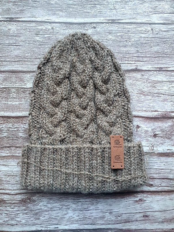 Мастер-класс вязаной шапки с косами.