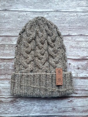 Мастер-класс вязаной шапки с косами.