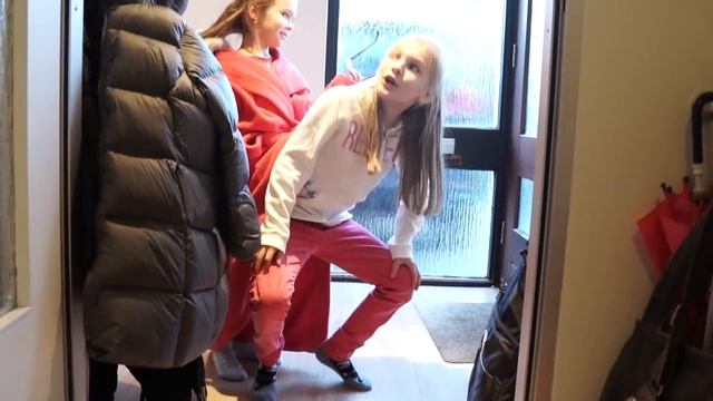 Amelia and Avelina compilation Tuesday with a magical video game adventure and a magic guitar смотреть онлайн