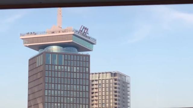 Качели на крыше дома в Амстердаме смотреть онлайн