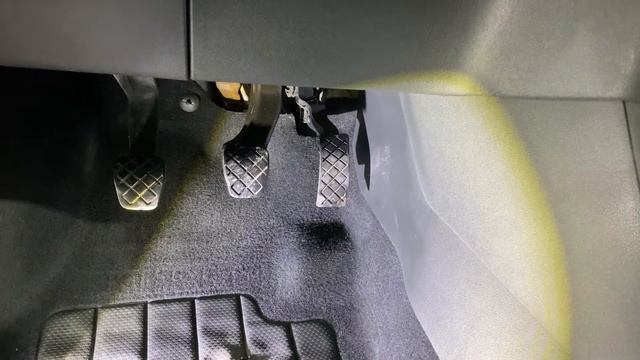 ЗАЩИТНАЯ ПЛЕНКА НА ПОЛ АВТОМОБИЛЯ || КРЕПЛЕНИЕ СВОИМИ РУКАМИ смотреть онлайн