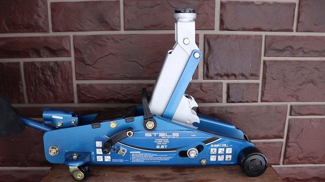 Подкатной домкрат с фиксатором STELS 2.5т смотреть онлайн