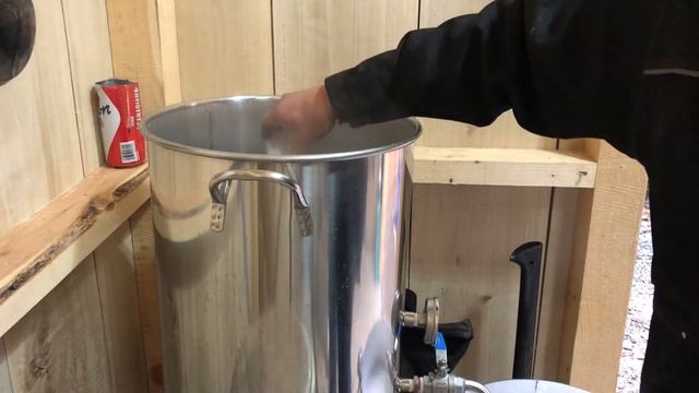 Making Maple Syrup - Filtering and Bottling смотреть онлайн
