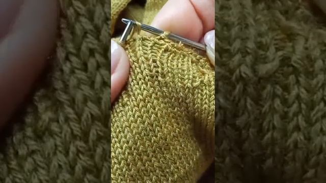 Как закрыть лицевую гладь так, чтобы полотно не закручивалось #shorts смотреть онлайн