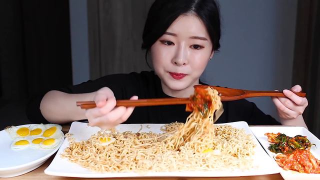 미고랭 컵라면 파김치 겉절이 먹방/MI GORENG INSTANT CUP RAMEN NOODLES X6 * FRIED EGGS, 2 KINDS OF KIMCHI MUKBANG смотреть онлайн