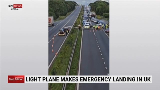 Light plane makes emergency landing in UK смотреть онлайн