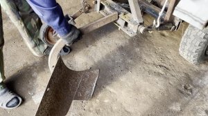 Устанавливаем плуг на мини трактор. Изготавливаем вместе.