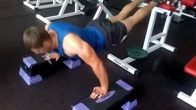 Отжимания под наклоном смотреть онлайн