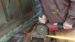 Универсальное приспособление для точной и быстрой заточки токарных резцов по дереву.