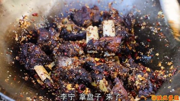 【陕北霞姐】星星相亲失败，霞姐做一大盆子干煸驴排安慰，下次一定能成功！