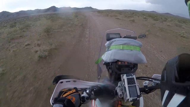 Light rain gives perfect track. Road to Bayan-Ulgii смотреть онлайн