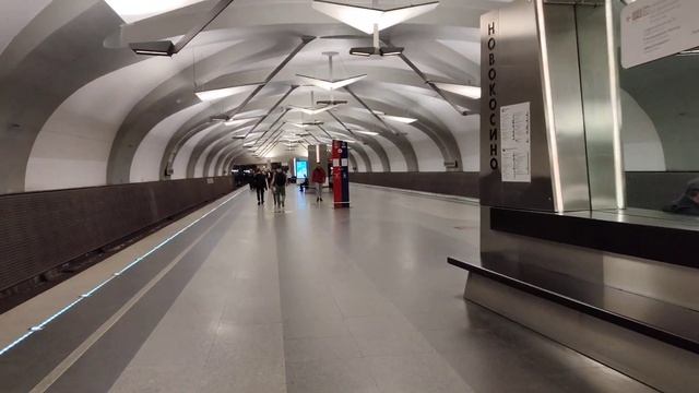 Новокосино метро - прекрасная станция, со своим лицом и с выходами в Москву и Реутов #metro #moscow смотреть онлайн