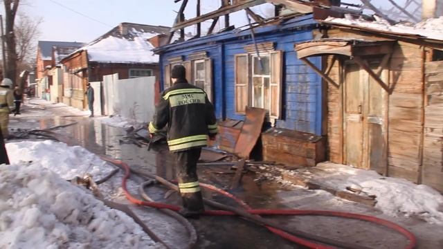 Саратов. Пожар в районе Сенного рынка смотреть онлайн