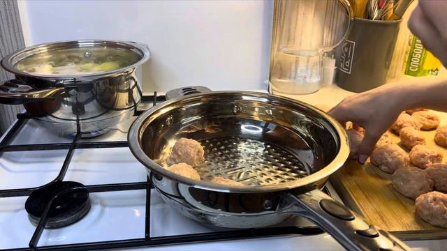 Фрикадельки в сливочном соусе… смотреть онлайн