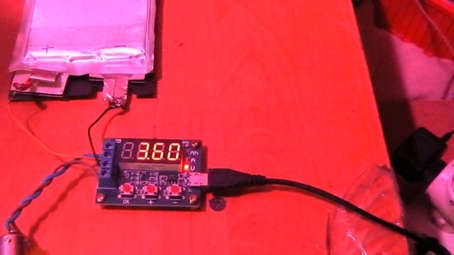 ПРОВЕРЯЕМ ПРОСТЫМ ТЕСТЕРОМ ЕМКОСТЬ АККУМУЛЯТОРА литий ионного без корпуса.3.7V 10A смотреть онлайн