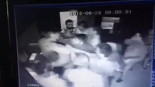 Охранники долго успокаивают дебоширов в клубе, пока у одного из них не закачивается терпение ))) смотреть онлайн