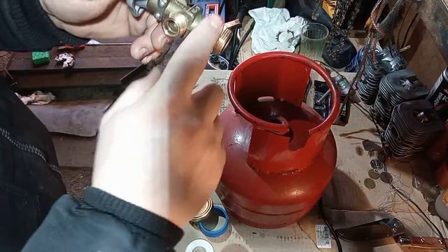 Замена вентеля на балоне ПРОПАН 5 л. Подключение к плите Gefest. смотреть онлайн