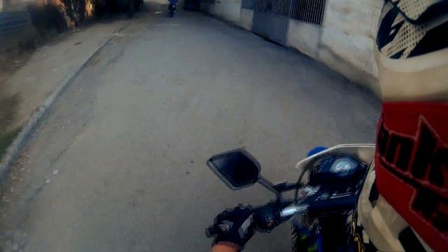 IN THE CITY ON A DIRT BIKE | ПО ГОРОДУ НА ЭНДУРО смотреть онлайн
