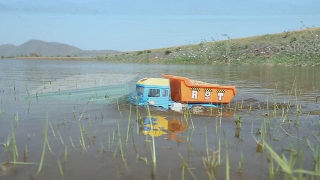 Загружаем песок в самосвалы смотреть онлайн