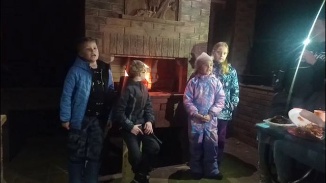 Дети зажигают у огня во время сдачи барбекю комплекса с русской печью от Романа Шибаева. смотреть онлайн