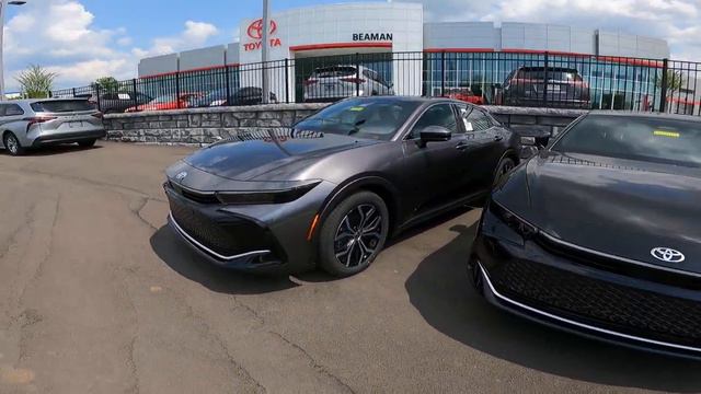 Toyota Crown magnetic gray and heavy metal color comparison. смотреть онлайн