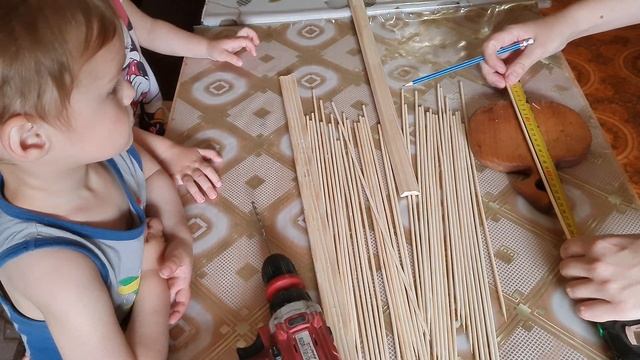ПРОГУЛКА С 8 ДЕТЬМИ///СУШИЛКА ДЛЯ ПОСУДЫ СВОИМИ РУКАМИ/// смотреть онлайн