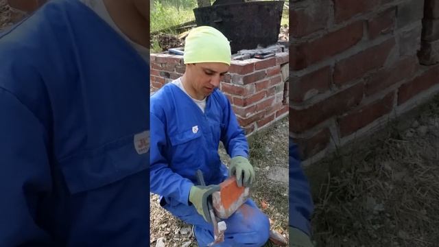 Работа печника. Кладка кирпичной печи. Подгонка кирпича под нужный размер. смотреть онлайн