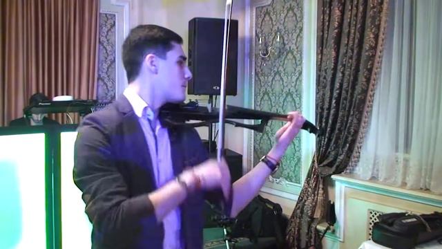 Парень круто играет на электронной скрипке смотреть всем круто смотреть онлайн