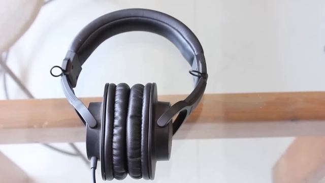 Audio Technica ATH-M20x review! (Mrwhosetheboss) смотреть онлайн