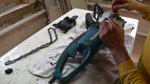 Неполная разборка и очистка подачи масла в электропиле.