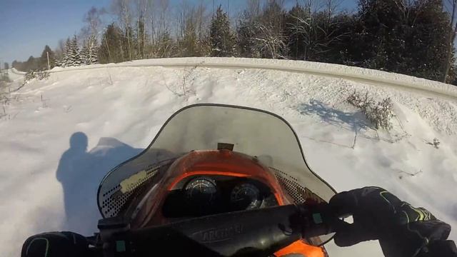 2002 Arctic Cat ZL 600 hitting a big snow drift, fail at the end смотреть онлайн
