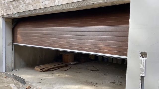 CraftSystems.BG секционна гаражна врата с автоматика