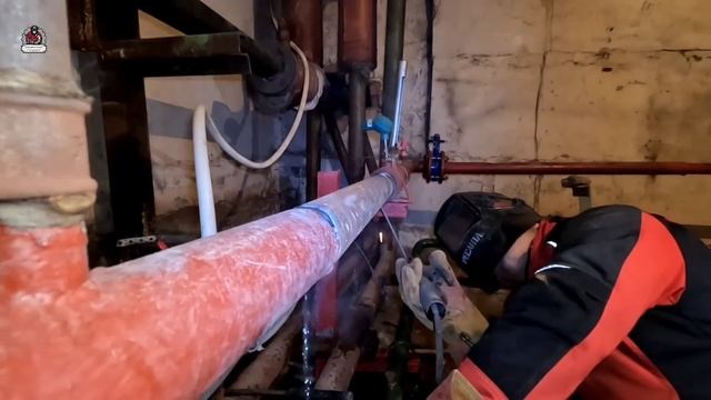 Покажу как заварить на ощупь и на слух гнилую трубу когда течёт вода ! смотреть онлайн