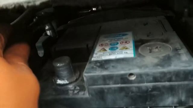 Как заменить аккумулятор на Форд Куга Ford Kuga смотреть онлайн