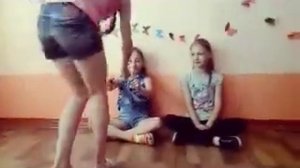 Челендж "что моих руках"+ девочка пердит на камеру