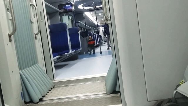 Гуляет с папой по МЦД смотреть онлайн
