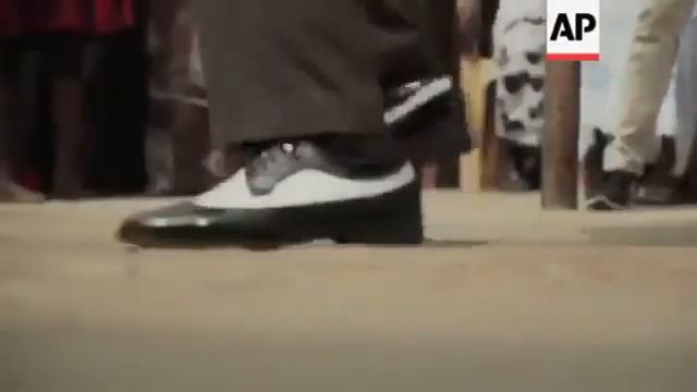 Веселые похороны. Танцы с гробами на плечах. Негры танцуют смотреть онлайн