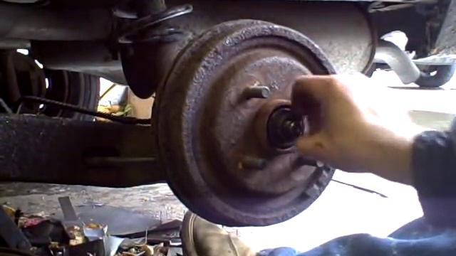 Rear Wheel Bearing Removal To Free Drum смотреть онлайн