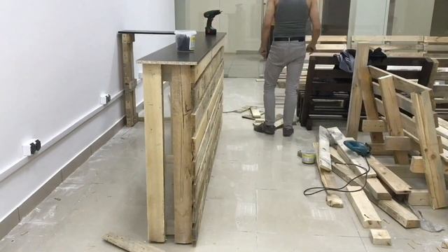 Изготовление барной стойки из поддонов и досок (не полный цикл) смотреть онлайн