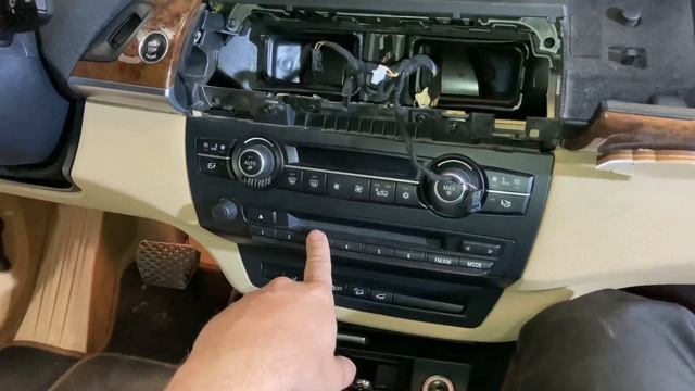 BMW X5 e70 как снять штатную магнитолу/ BMW X5 e70 how to remove the head unit смотреть онлайн