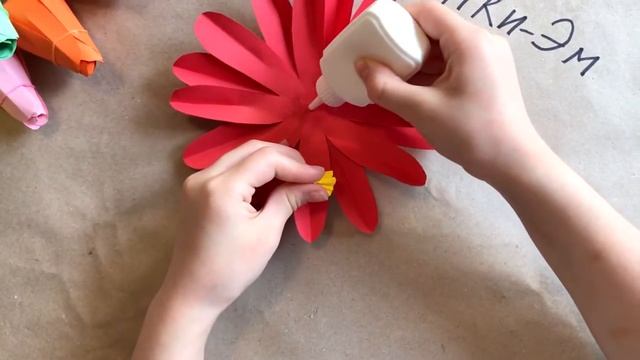 ТЮЛЬПАНЫ из БУМАГИ цветы Своими руками. How to make Tulip Flower from paper. На 8 марта подарок мам смотреть онлайн