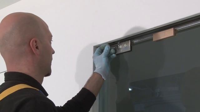 Установка стеклянной двери 8 10 мм при помоши акксесуаров ВИТРО и зажимных скоб смотреть онлайн