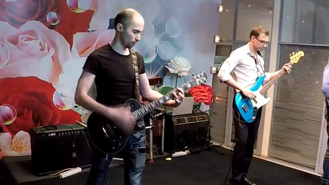 За ручки взялись, поцеловались. смотреть онлайн