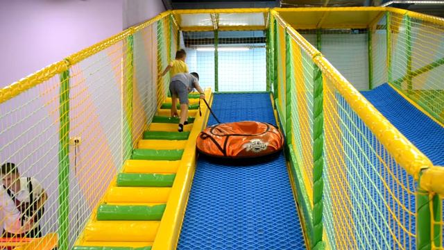 ДЕТИ В ИГРОВОЙ КОМНАТЕ смотреть онлайн