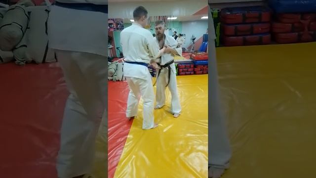 разбор выхода из захвата подгрузом или висячкой и обратным рычагом локтя смотреть онлайн