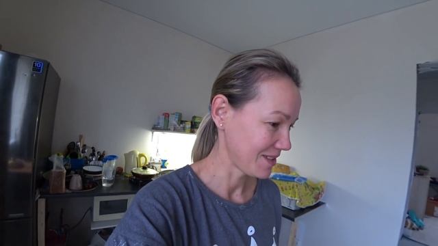 На улице снег. Греем суп на плите к обеду.